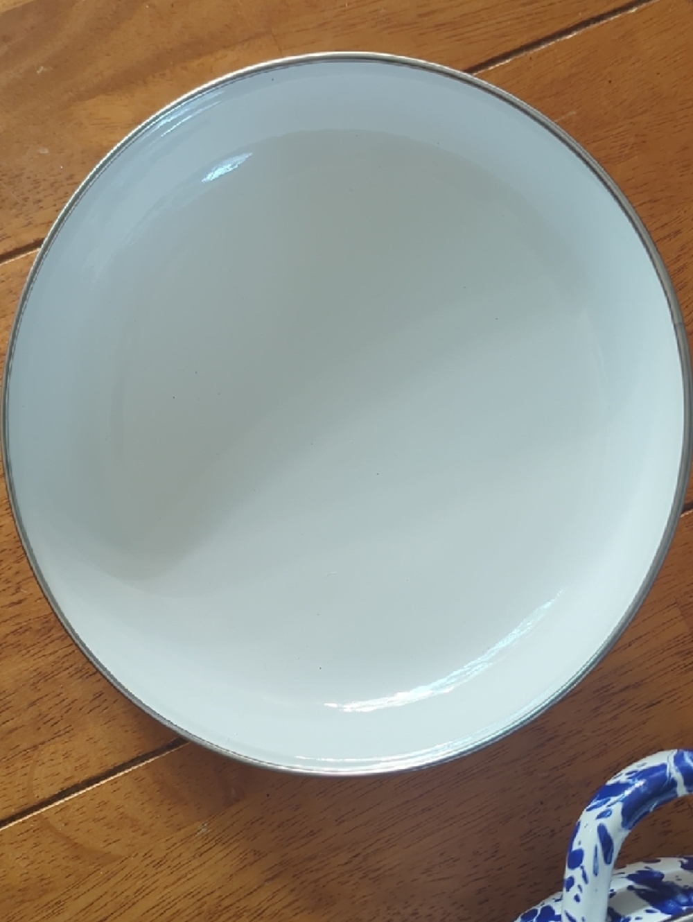 Golden Rabbit Swirl 4 Quarts Enamelware Round Dutch Oven - Picture 4 of 8
